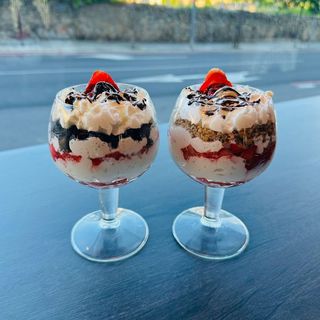 FRESAS CON CREMA Y GALLETA