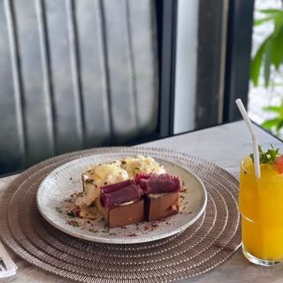 Oeufs Bene Au Pastrami