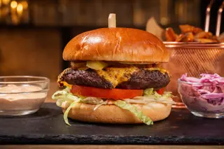Burger de vită cu cartofi prăjiți