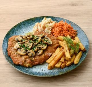 Kotlet schabowy z pieczarkami