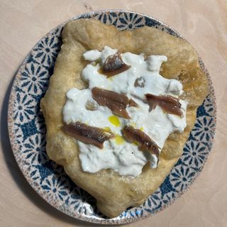 Montanara con burrata e alici