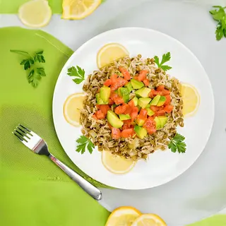 Orez brun cu linte și dressing de avocado,vegan, fără gluten