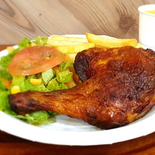 Cuarto de pollo al horno con guarnición