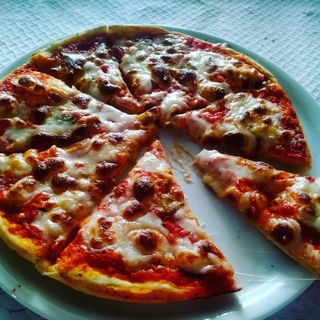 Pizza Jamón Y Queso (Mediana)