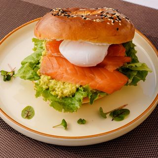 Бейгл с лососем