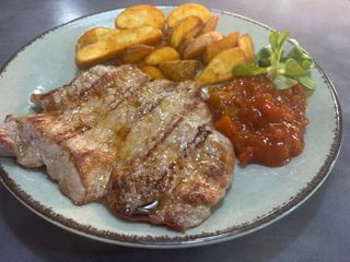 Chusmarro a la brasa con patatas y pisto manchego