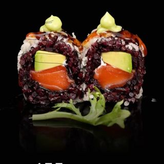 154-black roll salmon aguacate