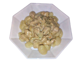 Piletinu u umaku od senfa s njokama