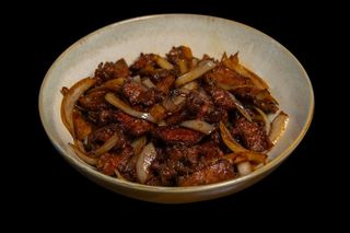 ძროხის ხორცი მონღოლურად თეთრი ხახვით D15