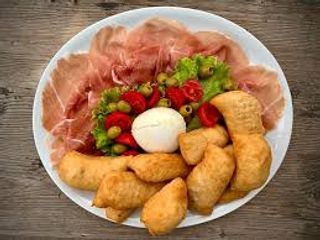 Chiacchere con crudo, bufala e datterino