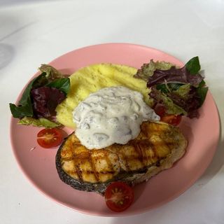 Семга с пюрешкой под сливочным соусом 