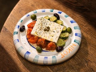 Грецький салат з фетою Lykas з двох видів молока (330г)