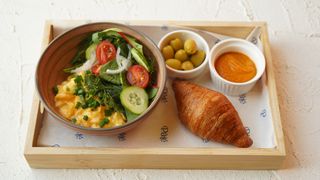 Скрэмбл с салатом и круассаном