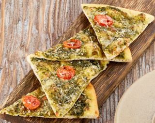 Фокачча з соусом песто, пармезаном та томатами чері (210г)