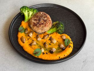 Котлета із кролика з гарбузово-морквяним кремом і Ерингами (320г)