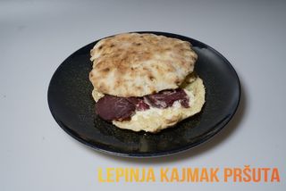 Lepinja sa kajmakom i pršutom