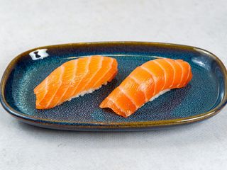 Nigiri z łososiem 2 stz (90g)