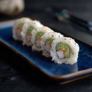 71. Uramaki California (8 piezas)