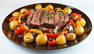 Muschiulet de porc vanatoresc cu cartofi taranesti si branza de burduf