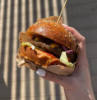 Бургер с говяжьей котлетой