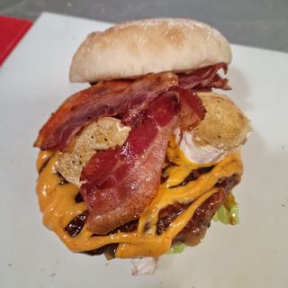 Hamburguesa, pulled pork, bbq, salsa cheddar, queso cabra y bacon