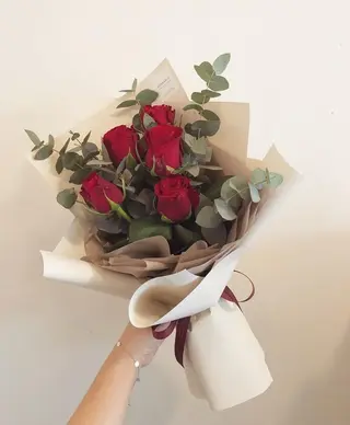 Buchet 5 trandafiri rosii si eucalipt