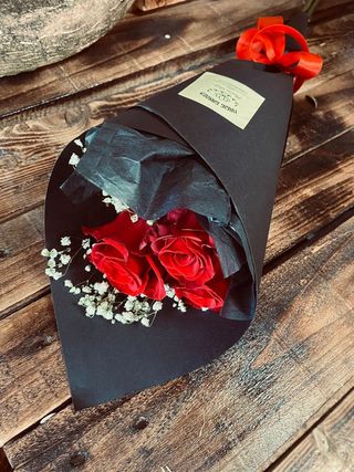 Buchet 3 trandafiri in con de hartie