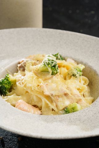 Фетучини с лососем и шампиньонами в сливочном соусе (350г)