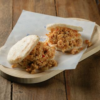 Arepa De Huevo Revuelto Con Tomate Y Cebolla (2 Uds.)