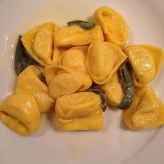 Tortelloni di ricotta, burro e salvia