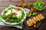 Salată cu mozzarella