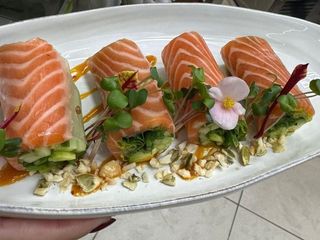 Спрінг - рол із лососем (220g)