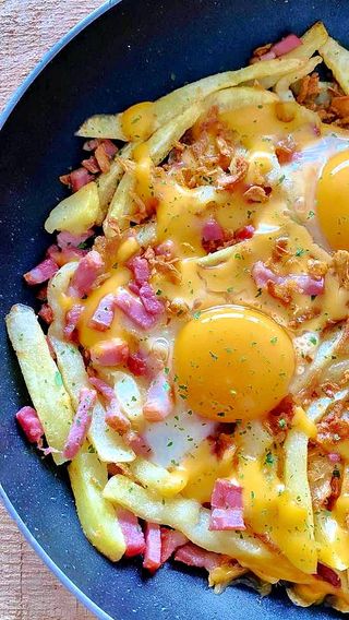 Ovos Rotos com Cheddar e Cebola Frita