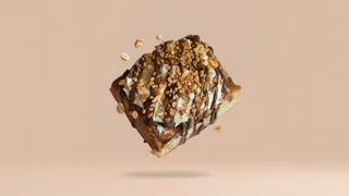 Cynamonka z kremem marshmallows, czekoladą i orzechami