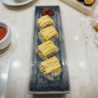 100. Uramaki De Pollo Rebozado Y Queso (4 Pzs.)