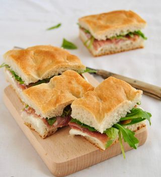 Focaccia con bresaola, rucola, grana