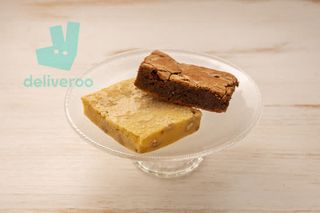 Porción De Brownie De Caramelo, Pecanas Y Escamas De Sal
