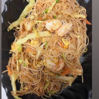 Spaghetti di riso con verdure e gamberi  al satè