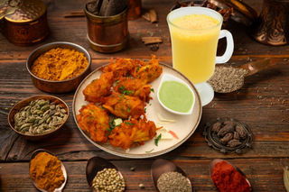 Pakora (6buc) + Chutney de Mentă + Mango Lassi (250ml)