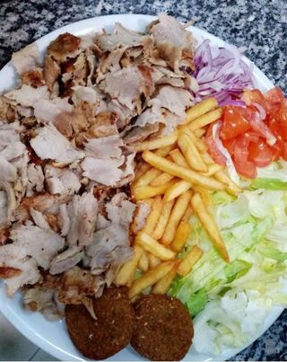 Piatto misto kebab falafel