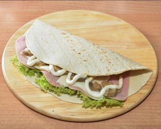 Piadina prosciutto cotto, formaggio, funghi, insalata e maionese