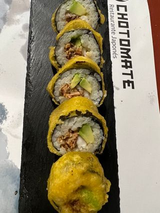 117Futomaki Frito salmón aguacate y langostino