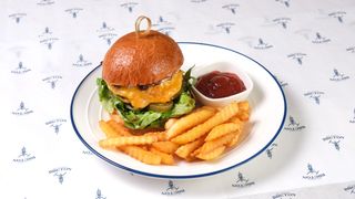 ბურგერი საქონლის მექსიკური კარტოფილით/Burger with Fries