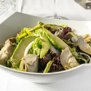Ensalada verde de lechuga viva con cebolleta, aguacate, manzana verde