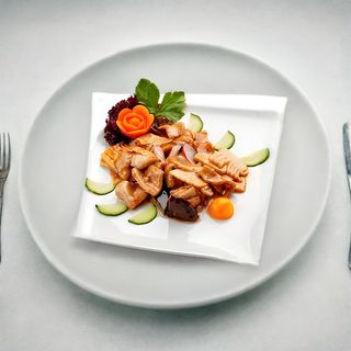 maiale con bambù e funghi