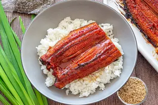 107. Teppanyaki Anguila Con Arroz