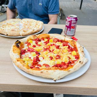 PIZZA MARGHERITA COM COLA