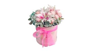 ლილიებისა და სპრეი ვარდების ვარდისფერი ყუთი