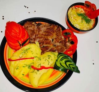 Ceafa de porc cu garnitura si salata varza