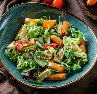 Salata cu portocale si branza de capra prajita